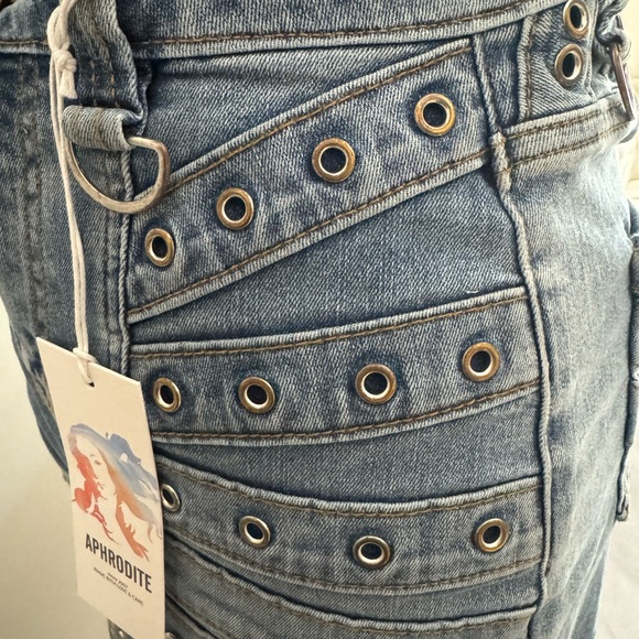 New Grommet Trendy Denim comes with removable straps - Picture 5 of 6